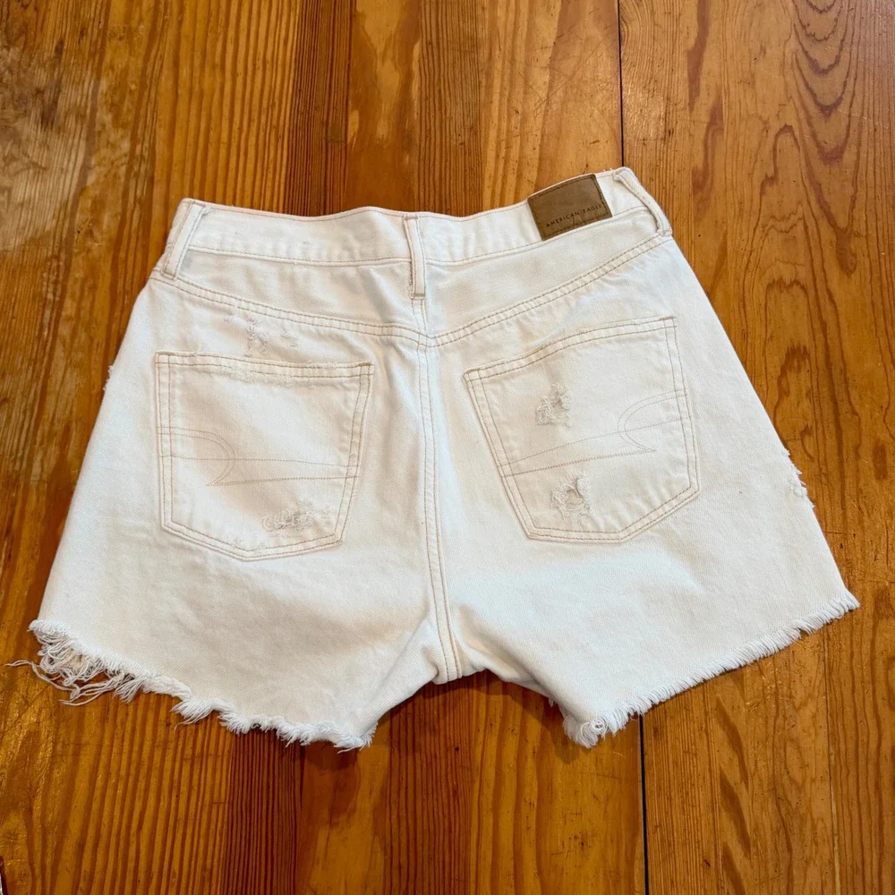 American Eagle White Distressed High Waisted Denim‎ Shorts Size 4 Raw Hem